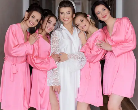 EVJF : la future mariée et ses amies en peignoir